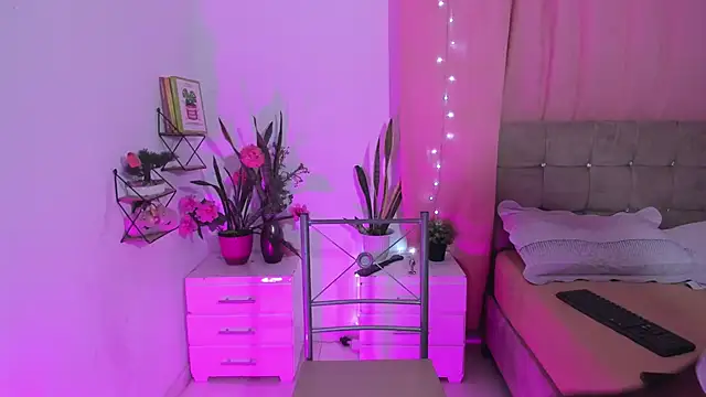 nahomi28  online show from 11/22/25, 06:40