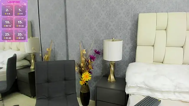 Luna Bella3 online show from 10/31/25, 11:11