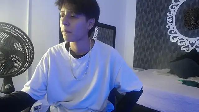 Snapshot of Ghost__Girl_ chatting on 11/02/25, 01:30 Ghost Girl online show from 11/02/25, 01:30