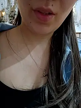 Snapshot of Emily__love chatting on 11/27/25, 03:52 Emily love online show from 11/27/25, 03:52