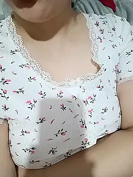 Snapshot of Emily__love chatting on 12/04/25, 03:32 Emily love online show from 12/04/25, 03:32