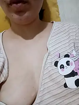 Snapshot of Emily__love chatting on 12/05/25, 04:25 Emily love online show from 12/05/25, 04:25