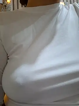 Snapshot of Emily__love chatting on 12/15/25, 04:39 Emily love online show from 12/15/25, 04:39