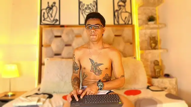 Snapshot of Andrew_Haalls chatting on 11/13/25, 07:57 Andrew Haalls online show from 11/13/25, 07:57