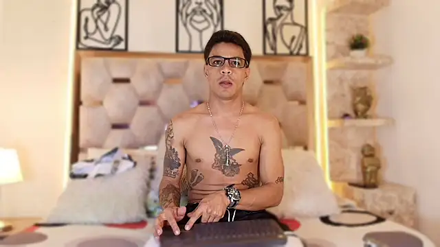 Snapshot of Andrew_Haalls chatting on 11/15/25, 08:49 Andrew Haalls online show from 11/15/25, 08:49