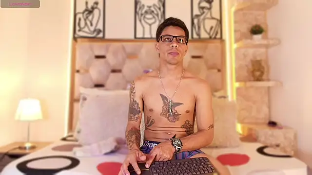 Snapshot of Andrew_Haalls chatting on 11/19/25, 09:04 Andrew Haalls online show from 11/19/25, 09:04