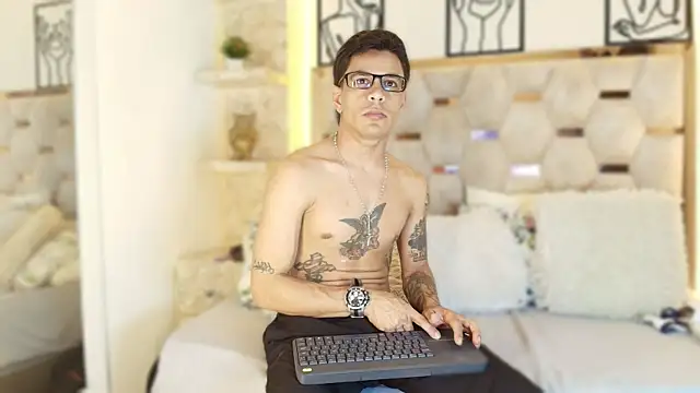 Snapshot of Andrew_Haalls chatting on 11/26/25, 08:32 Andrew Haalls online show from 11/26/25, 08:32