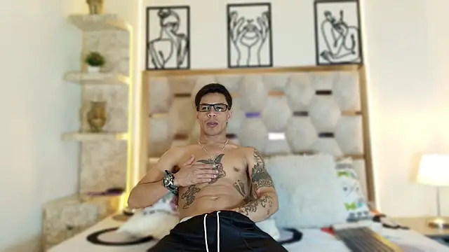 Snapshot of Andrew_Haalls chatting on 11/30/25, 09:30 Andrew Haalls online show from 11/30/25, 09:30