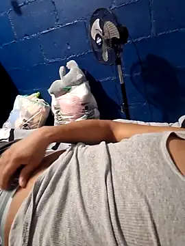 Snapshot of sanz957 chatting on 11/30/25, 04:49 sanz957 online show from 11/30/25, 04:49