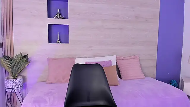 Snapshot of Hillary_hott chatting on 11/08/25, 01:33 Hillary hott online show from 11/08/25, 01:33