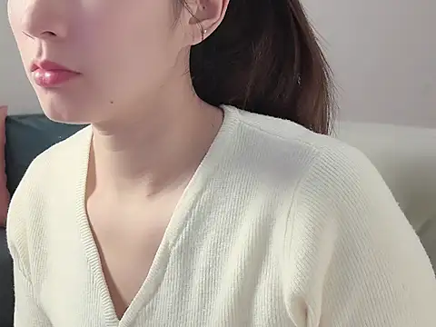 Snapshot of lvy-002 chatting on 11/21/25, 05:06 lvy-002 online show from 11/21/25, 05:06