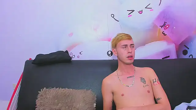 Snapshot of In_my_room_anything_goes chatting on 12/01/25, 04:17 In my room anything goes online show from 12/01/25, 04:17