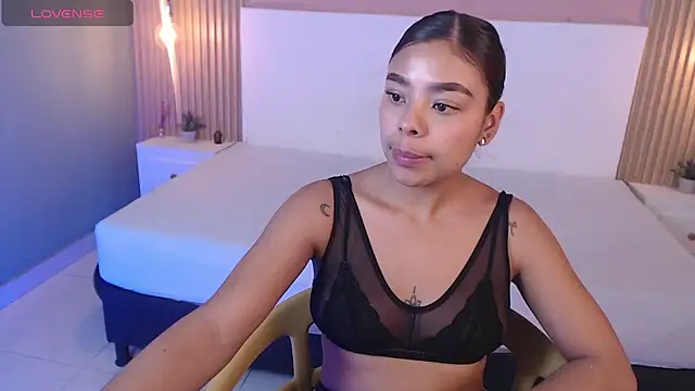 Snapshot of SoffiaDams2 chatting on 11/23/25, 11:54 SoffiaDams2 online show from 11/23/25, 11:54