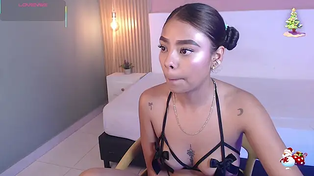 Snapshot of SoffiaDams2 chatting on 11/24/25, 11:43 SoffiaDams2 online show from 11/24/25, 11:43