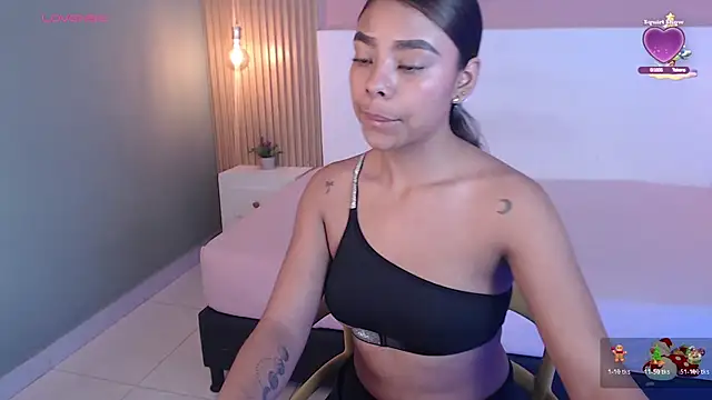 Snapshot of SoffiaDams2 chatting on 11/25/25, 11:43 SoffiaDams2 online show from 11/25/25, 11:43