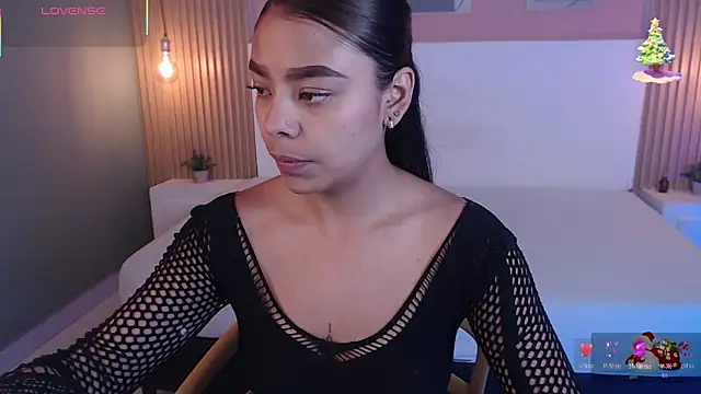 Snapshot of SoffiaDams2 chatting on 11/27/25, 12:07 SoffiaDams2 online show from 11/27/25, 12:07