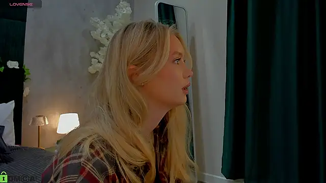 Snapshot of Melanie_Ryer chatting on 11/22/25, 01:04 Melanie Ryer online show from 11/22/25, 01:04