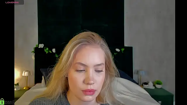 Snapshot of Melanie_Ryer chatting on 12/03/25, 01:02 Melanie Ryer online show from 12/03/25, 01:02