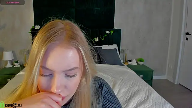 Snapshot of Melanie_Ryer chatting on 12/04/25, 01:04 Melanie Ryer online show from 12/04/25, 01:04