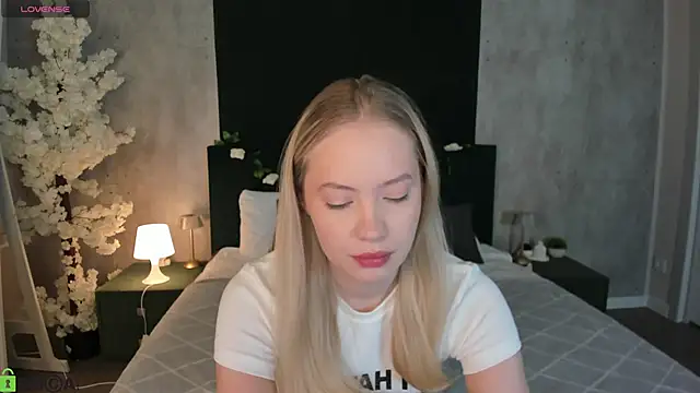 Snapshot of Melanie_Ryer chatting on 12/15/25, 12:37 Melanie Ryer online show from 12/15/25, 12:37