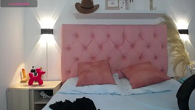 victoria 243 online show from 12/15/25, 05:55