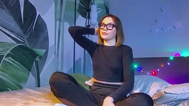 Snapshot of R_I_N_A chatting on 11/08/25, 01:06 R I N A online show from 11/08/25, 01:06