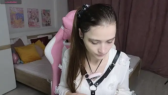 Hana Flo  online show from 11/11/25, 01:44