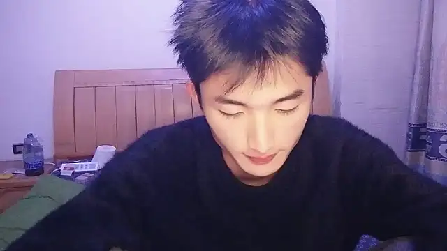 Snapshot of N228 chatting on 12/13/25, 07:53 N228 online show from 12/13/25, 07:53