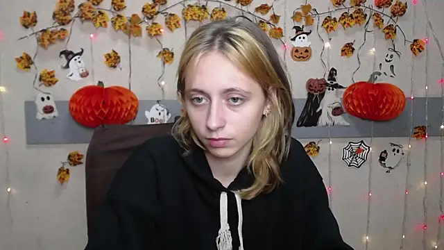 Snapshot of TracyLll chatting on 11/03/25, 12:06 TracyLll online show from 11/03/25, 12:06