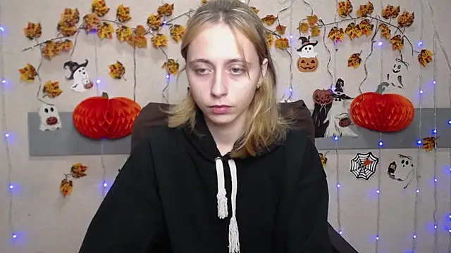 Snapshot of TracyLll chatting on 11/04/25, 01:32 TracyLll online show from 11/04/25, 01:32