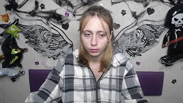 Snapshot of TracyLll chatting on 11/11/25, 01:44 TracyLll online show from 11/11/25, 01:44