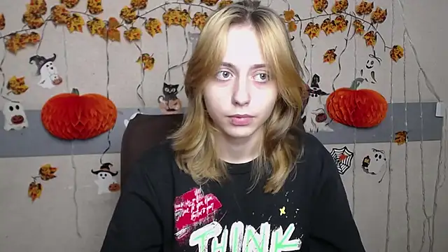 Snapshot of TracyLll chatting on 11/14/25, 12:04 TracyLll online show from 11/14/25, 12:04