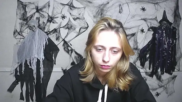 Snapshot of TracyLll chatting on 11/15/25, 12:02 TracyLll online show from 11/15/25, 12:02