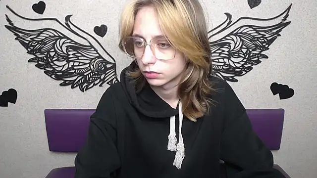 Snapshot of TracyLll chatting on 11/16/25, 12:11 TracyLll online show from 11/16/25, 12:11