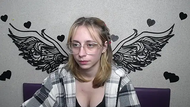 Snapshot of TracyLll chatting on 11/18/25, 02:43 TracyLll online show from 11/18/25, 02:43