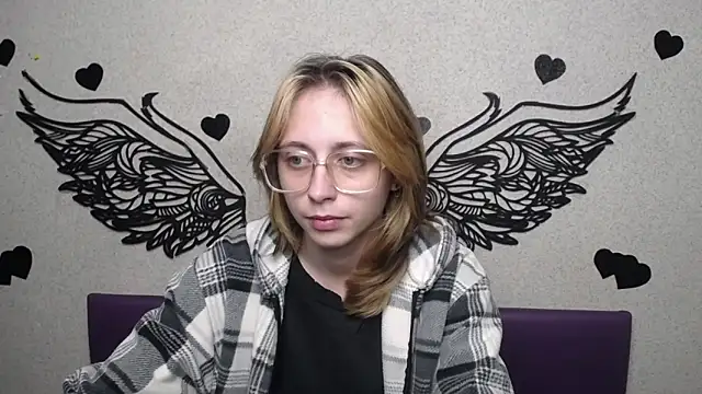 Snapshot of TracyLll chatting on 11/20/25, 01:11 TracyLll online show from 11/20/25, 01:11