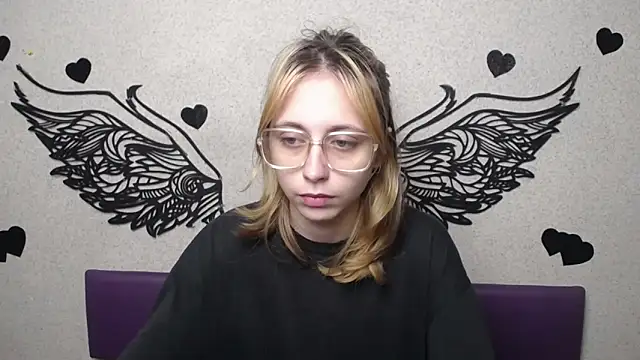 Snapshot of TracyLll chatting on 11/21/25, 12:15 TracyLll online show from 11/21/25, 12:15