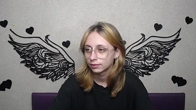 Snapshot of TracyLll chatting on 11/22/25, 11:53 TracyLll online show from 11/22/25, 11:53