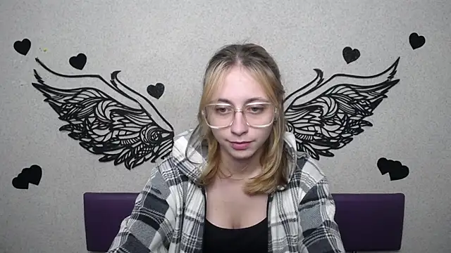 Snapshot of TracyLll chatting on 11/23/25, 12:05 TracyLll online show from 11/23/25, 12:05