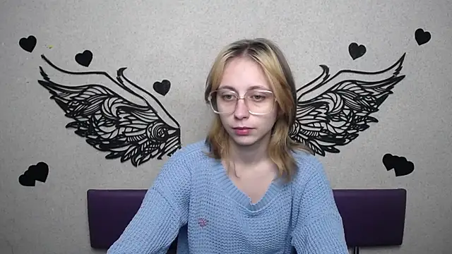 Snapshot of TracyLll chatting on 11/24/25, 11:43 TracyLll online show from 11/24/25, 11:43