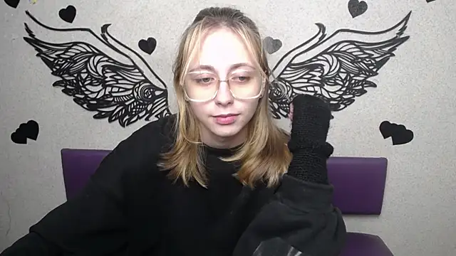 Snapshot of TracyLll chatting on 12/01/25, 11:48 TracyLll online show from 12/01/25, 11:48