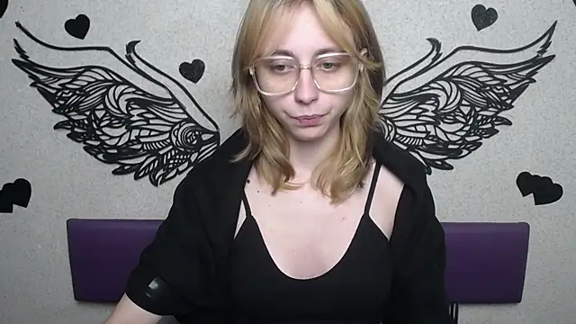 Snapshot of TracyLll chatting on 12/02/25, 12:10 TracyLll online show from 12/02/25, 12:10