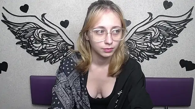 Snapshot of TracyLll chatting on 12/05/25, 06:22 TracyLll online show from 12/05/25, 06:22