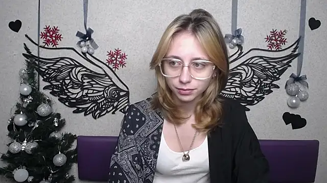 Snapshot of TracyLll chatting on 12/19/25, 06:09 TracyLll online show from 12/19/25, 06:09