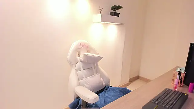 Snapshot of Julietta01 chatting on 12/14/25, 03:28 Julietta01 online show from 12/14/25, 03:28