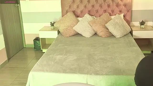 samantaortega   online show from 11/12/25, 12:16