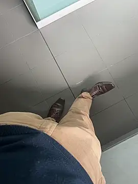 LeoBlaze13 online show from 10/28/25, 08:11