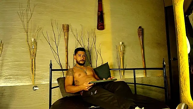 Snapshot of OwenScott chatting on 10/31/25, 04:35 OwenScott online show from 10/31/25, 04:35