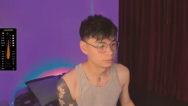 Snapshot of estmonnn chatting on 11/12/25, 11:47 estmonnn online show from 11/12/25, 11:47