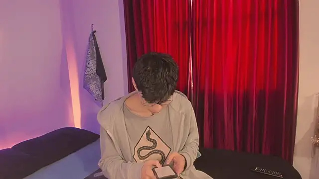 Snapshot of estmonnn chatting on 11/15/25, 09:21 estmonnn online show from 11/15/25, 09:21